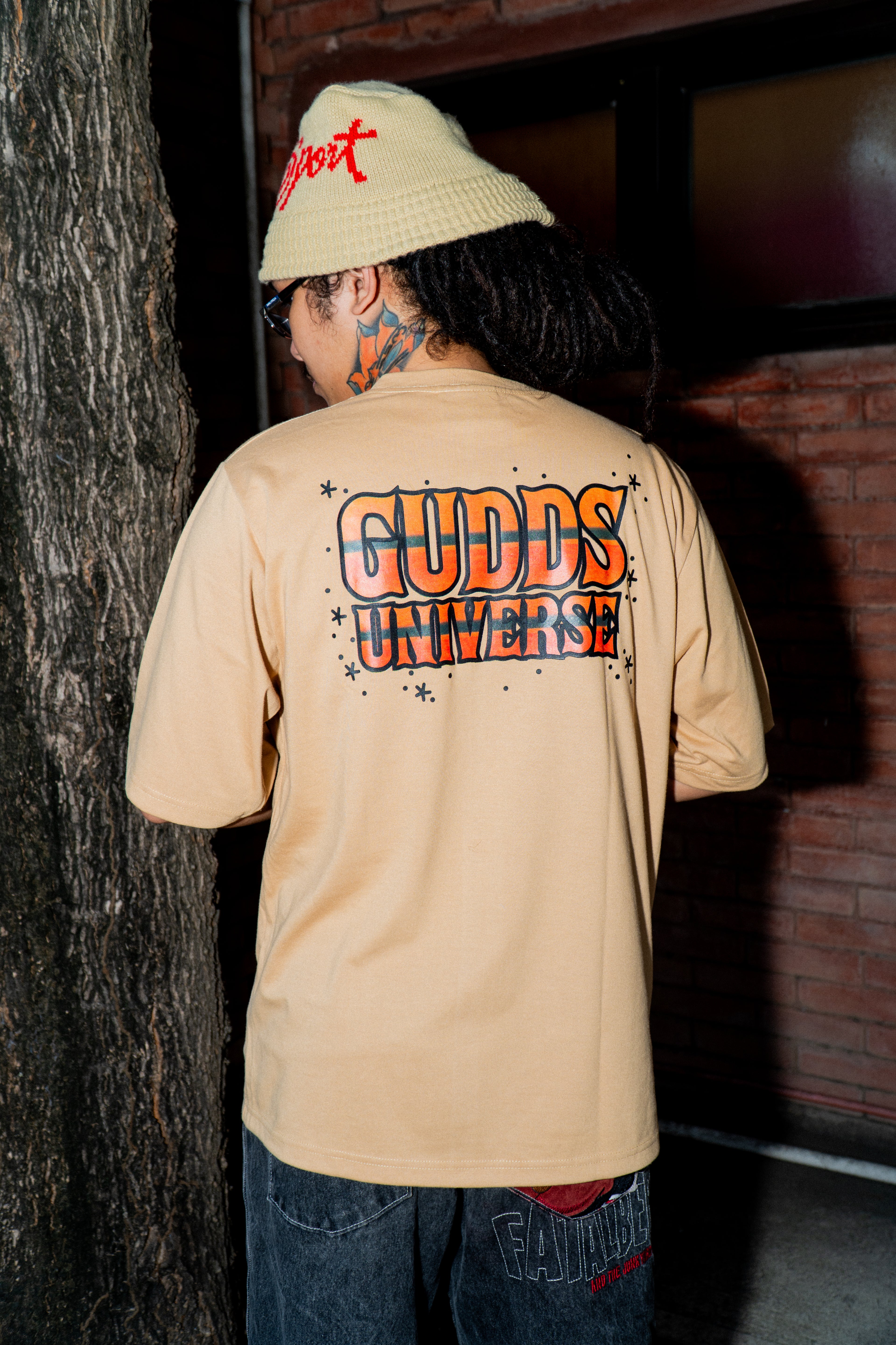 GUDDS UNIVERSE - "CARROT TRAD" GRAPHIC TEE