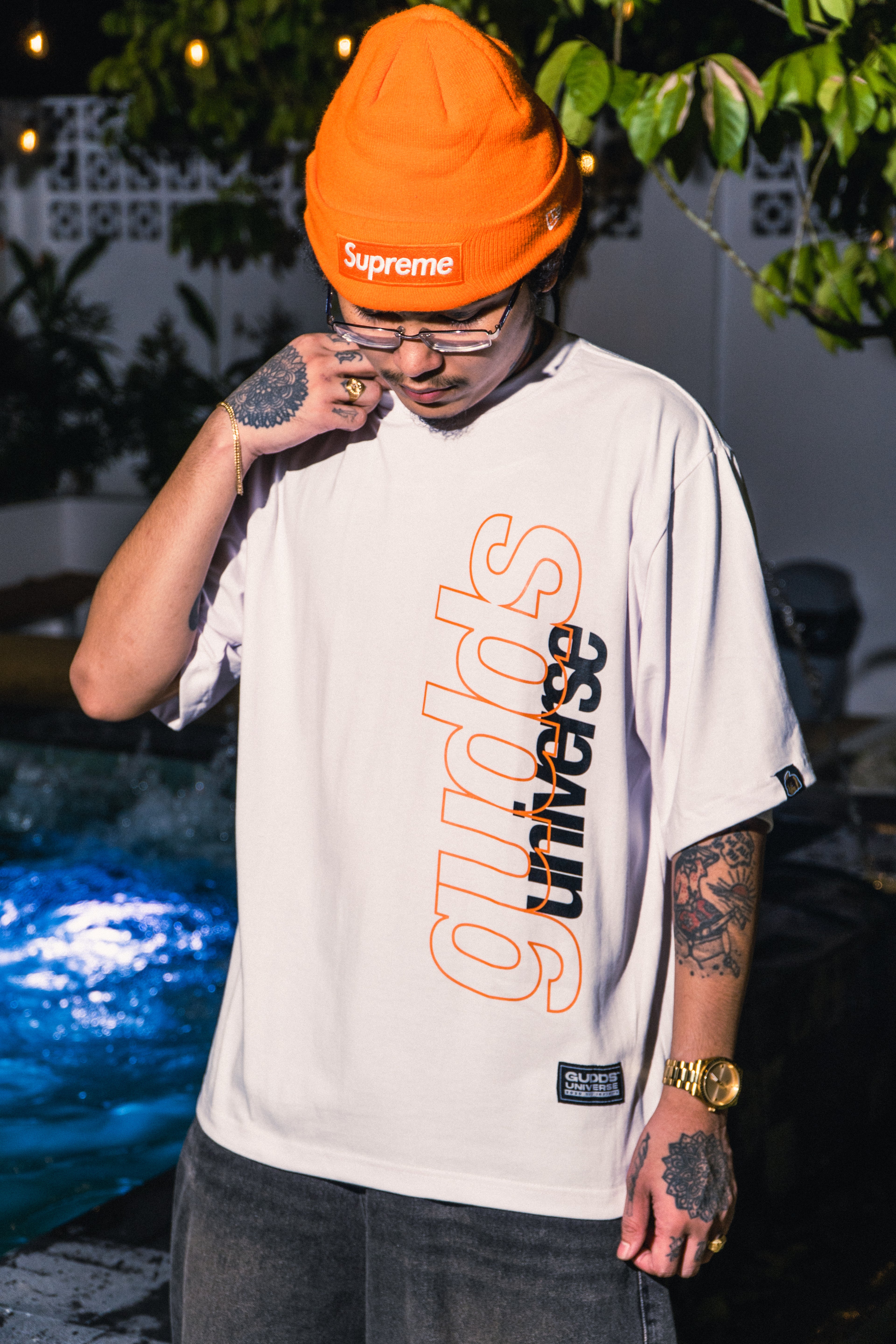 “VERTICAL SCRIPT” GRAPHIC TEE