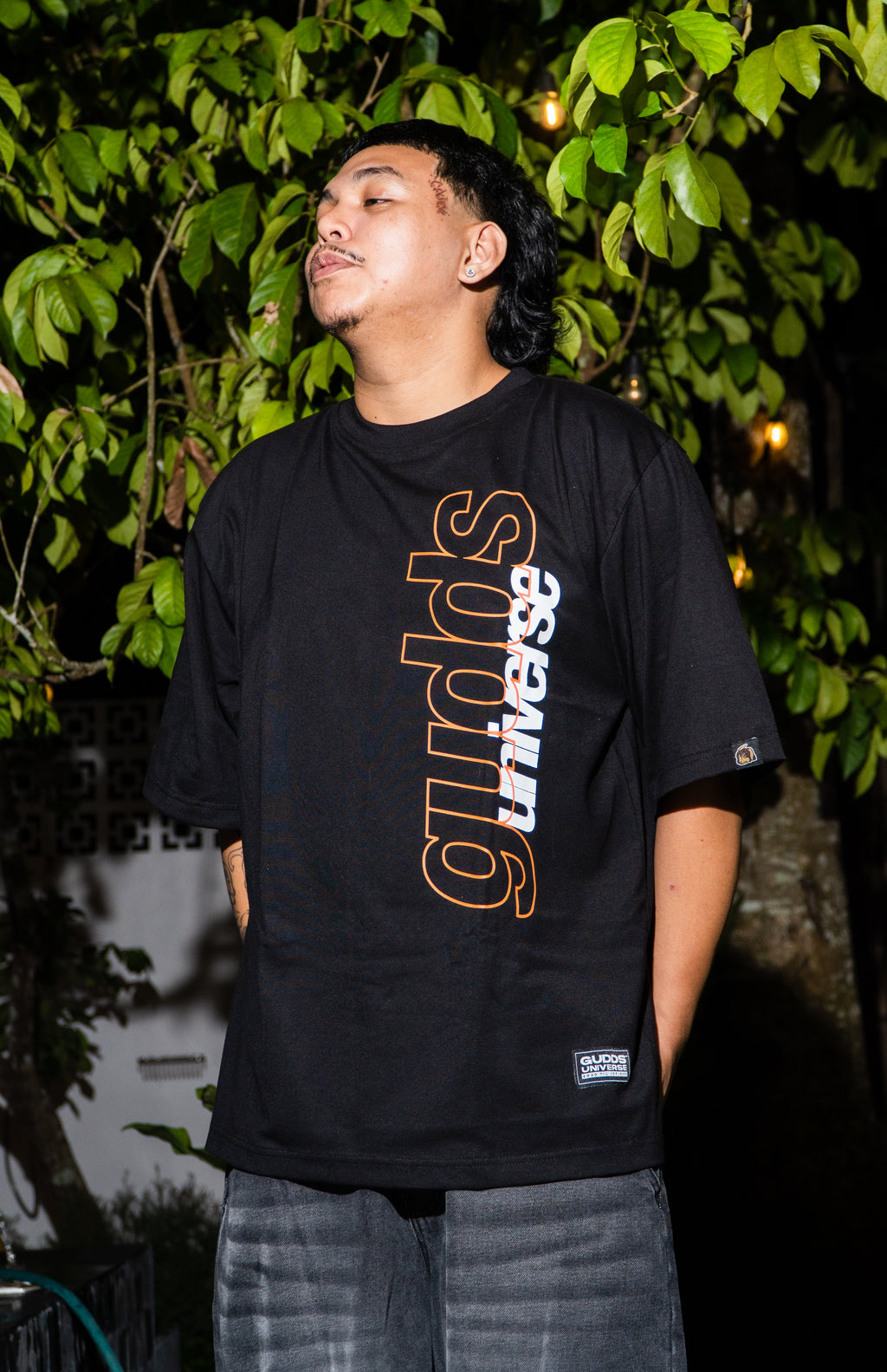 “VERTICAL SCRIPT” GRAPHIC TEE