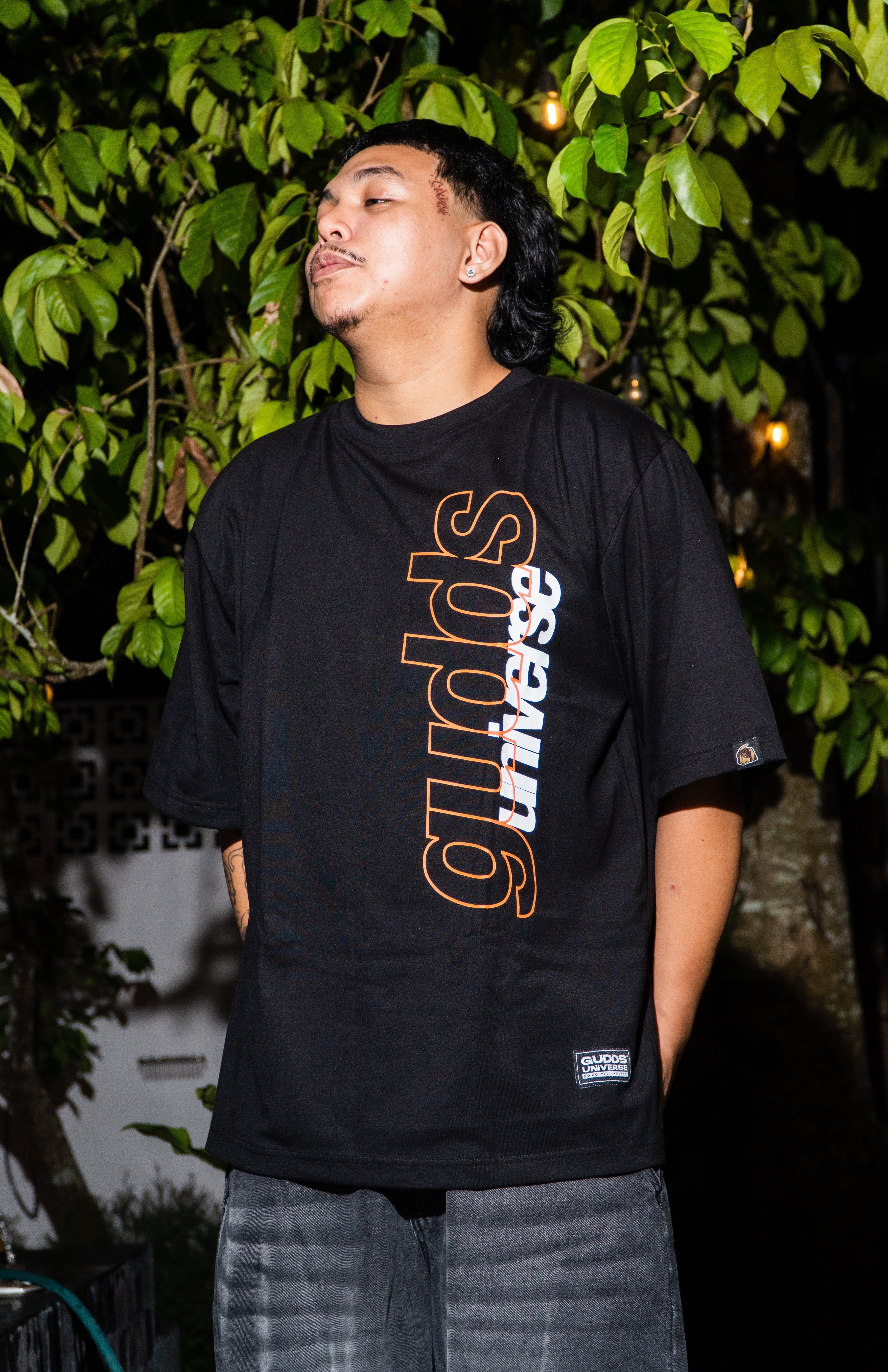 “VERTICAL SCRIPT” GRAPHIC TEE