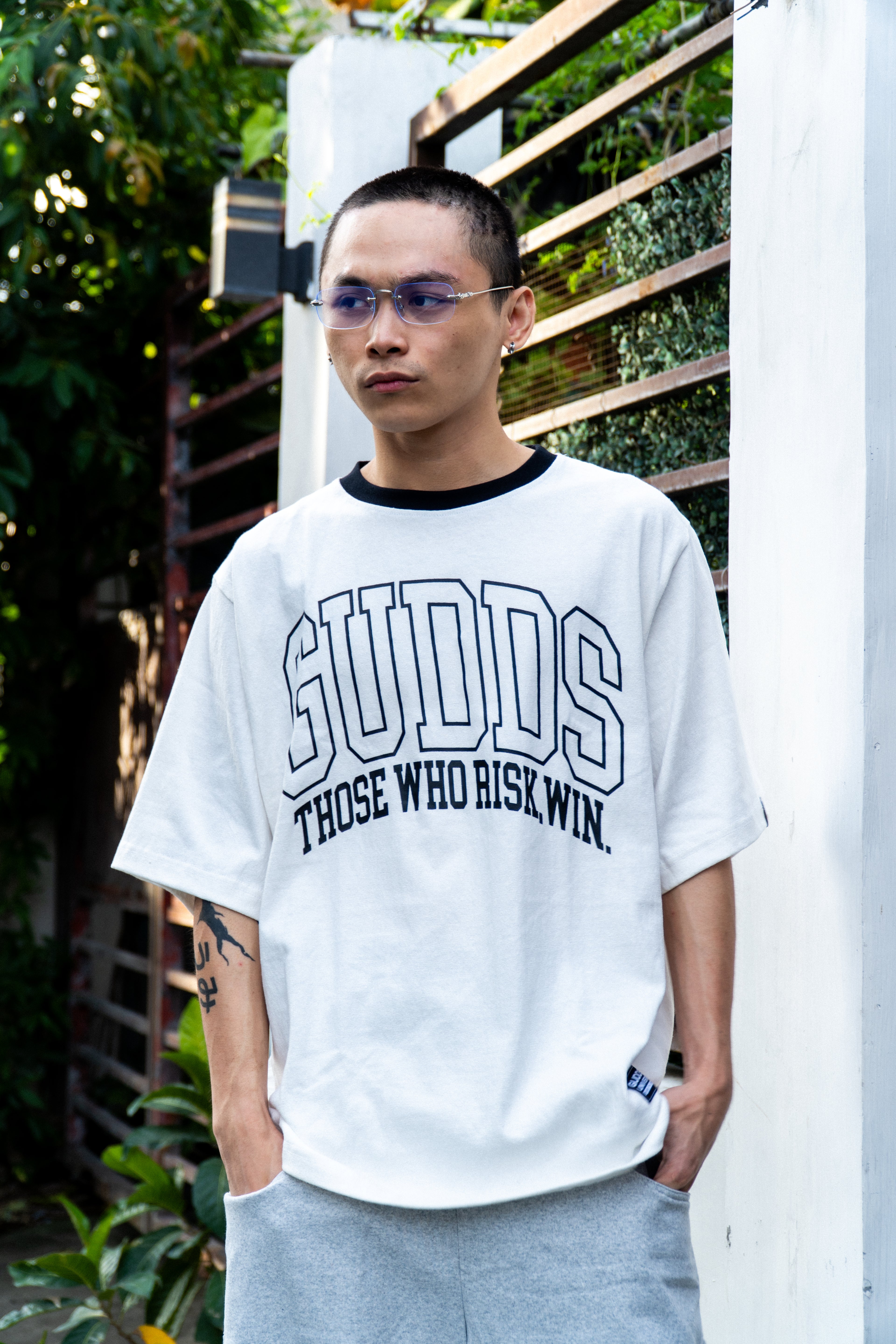 GUDDS UNIVERSE - "RISK & WIN" GRAPHIC TEE