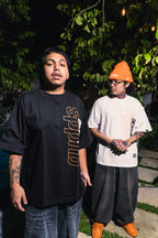 “VERTICAL SCRIPT” GRAPHIC TEE