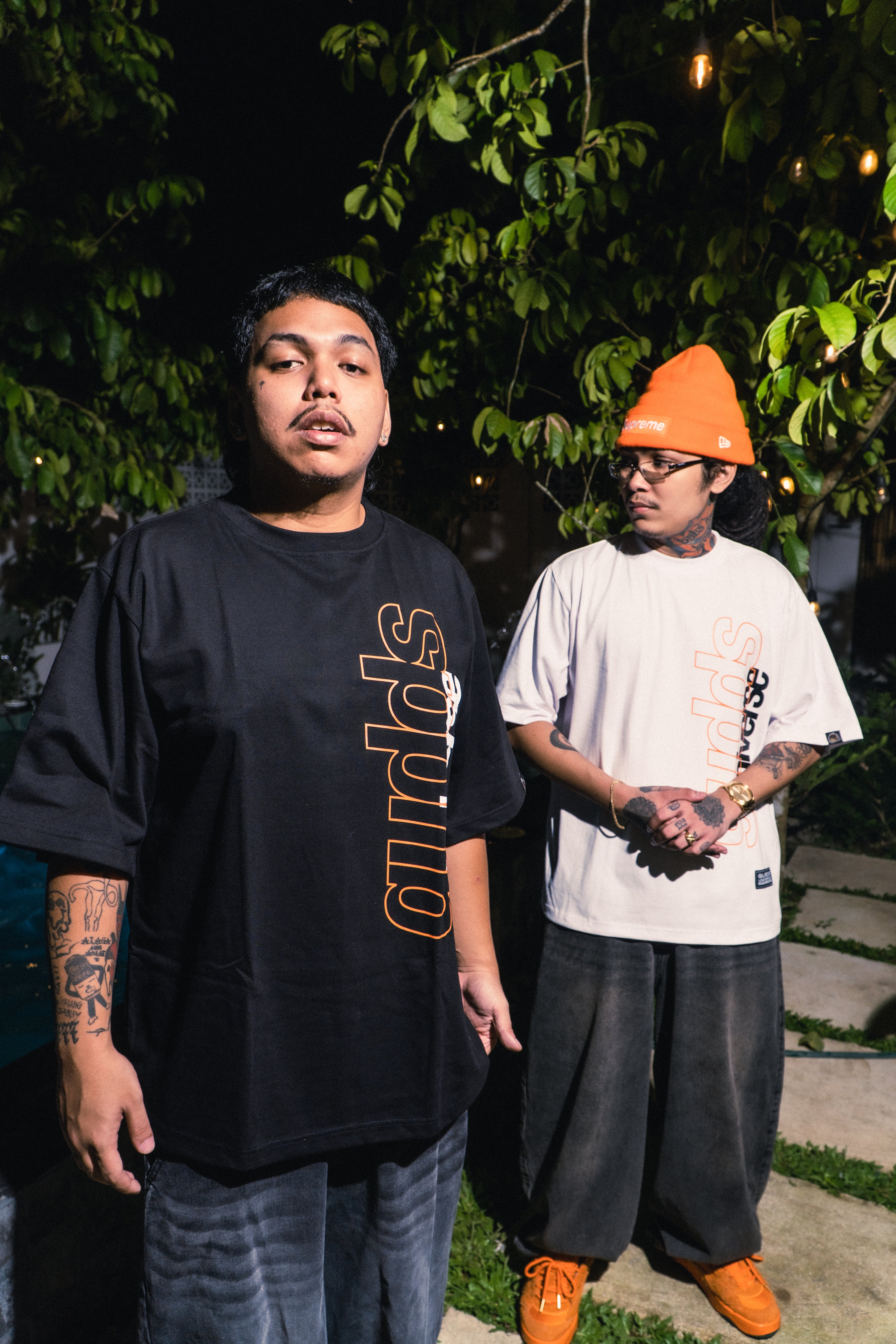 “VERTICAL SCRIPT” GRAPHIC TEE