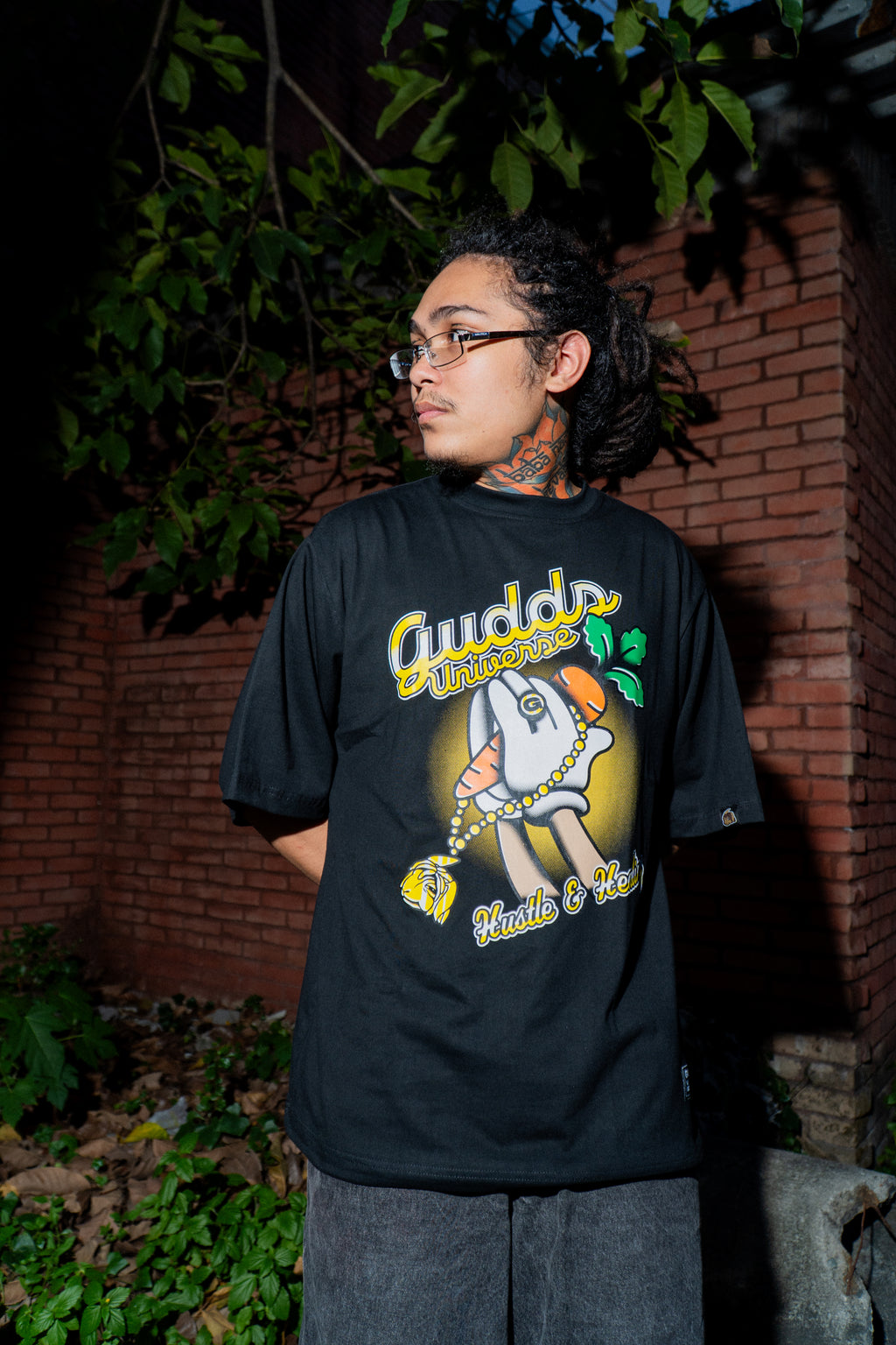 GUDDS UNIVERSE - "CARROT PRAY" - GRAPHIC TEE