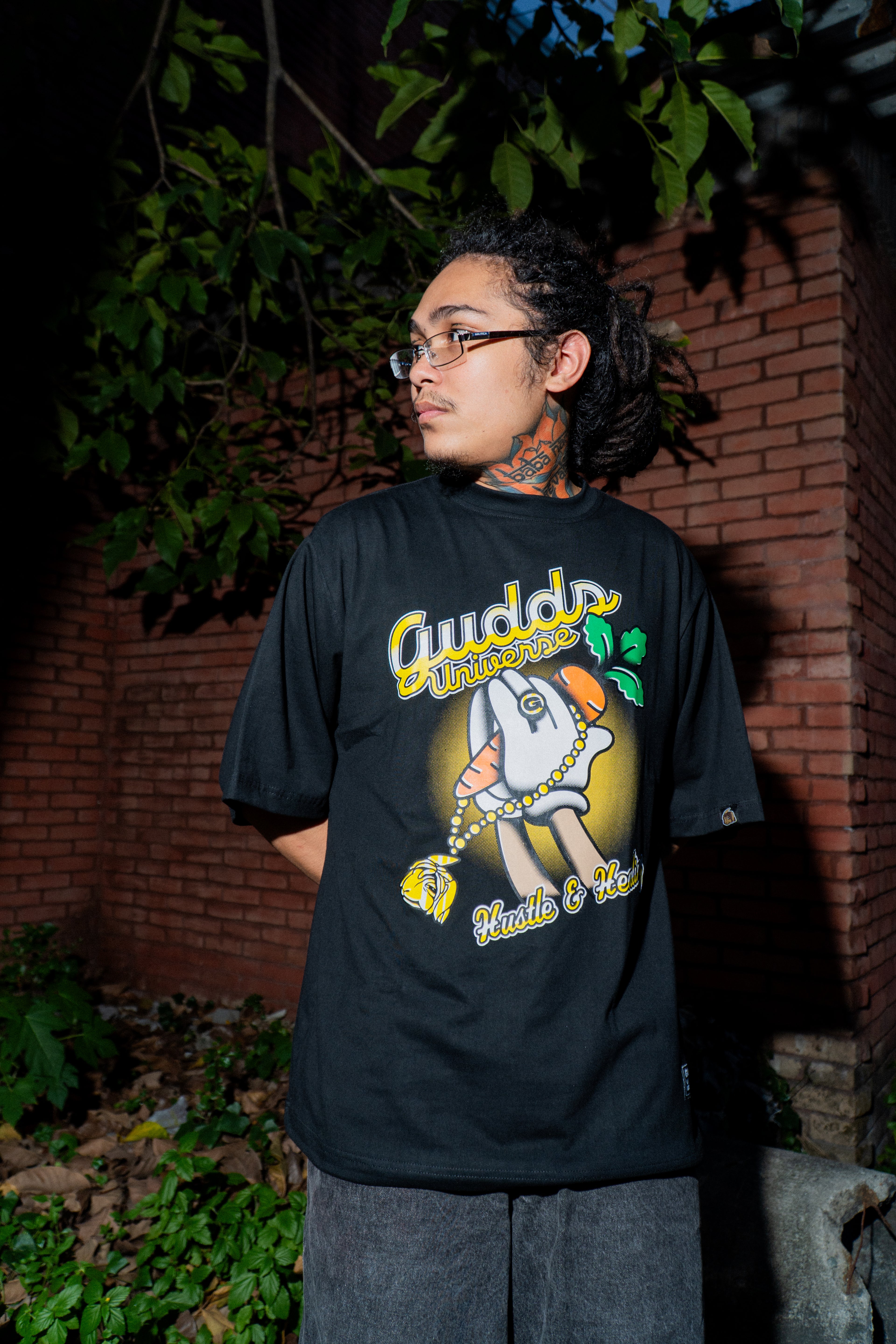 GUDDS UNIVERSE - "CARROT PRAY" - GRAPHIC TEE