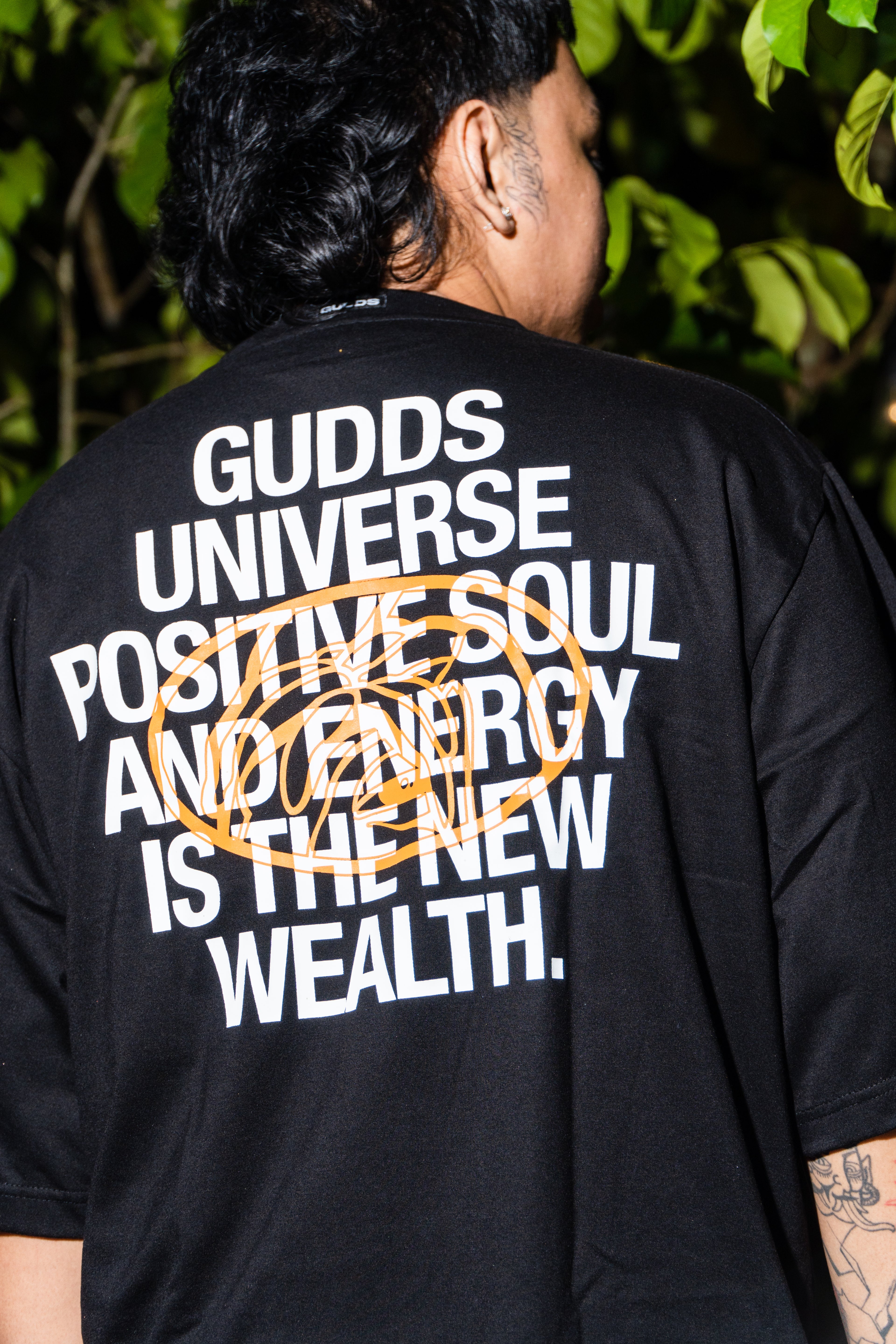 “VERTICAL SCRIPT” GRAPHIC TEE