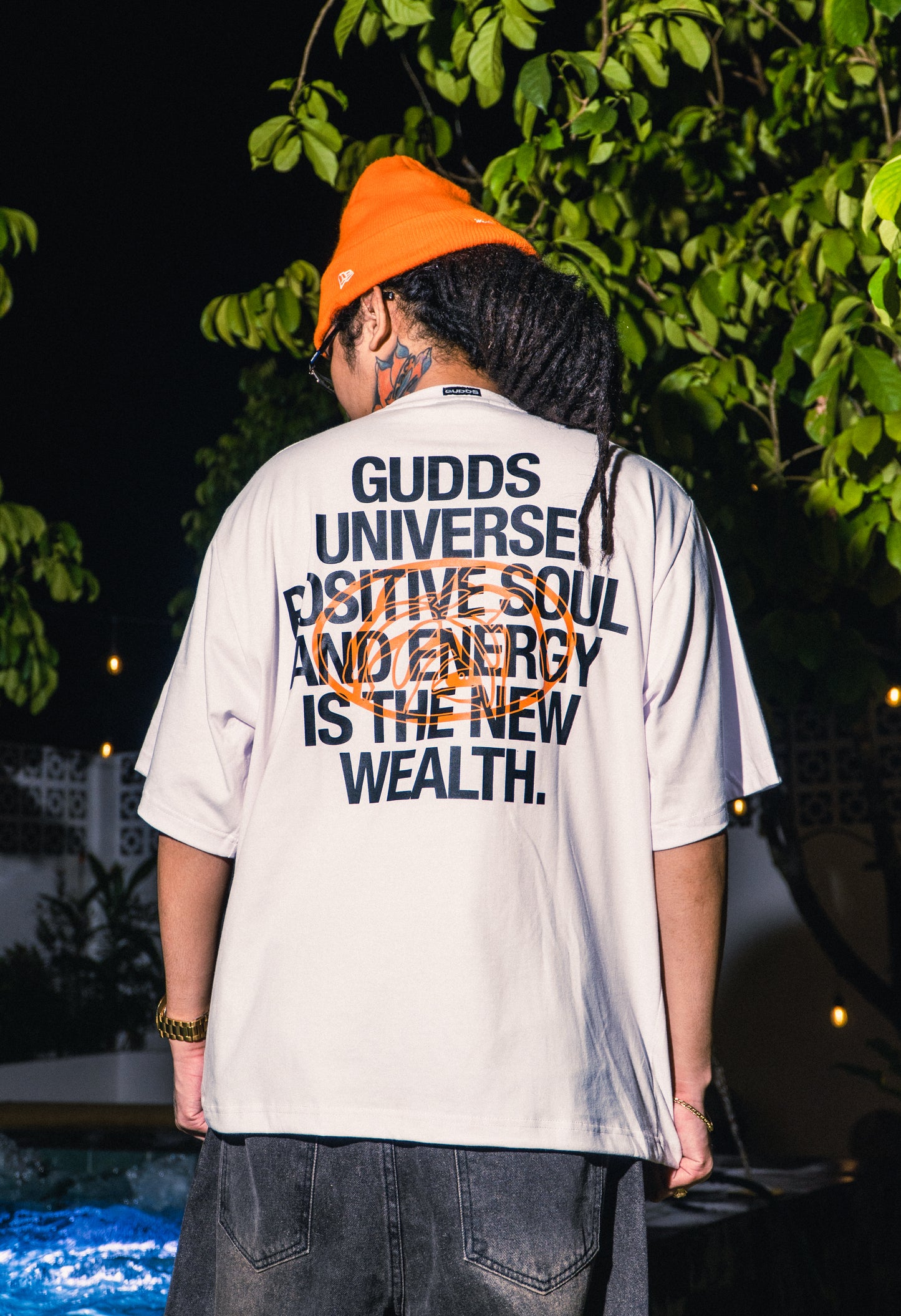 GUDDS UNIVERSE - “VERTICAL SCRIPT” GRAPHIC TEE
