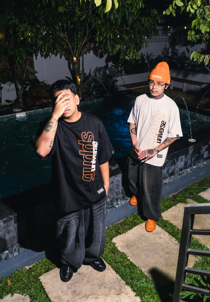 GUDDS UNIVERSE - “VERTICAL SCRIPT” GRAPHIC TEE